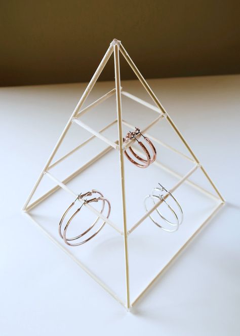 Diy Jewelry Stand, Hiasan Bilik Tidur, Diy Jewelry Display, Diy Jewelry Holder, Brass Earring, Jewelry Box Diy, Hiasan Bilik, Craft Room Decor, Jewelry Organizer Diy