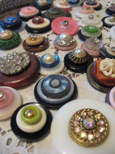 button magnets | Flickr - Photo Sharing! Button Embellishments Clothing, Homemade Buttons, Button Projects, Sewing Jewelry, Button Creations, Button Craft, Button Bouquet, Button Magnets, Vintage Jewelry Crafts