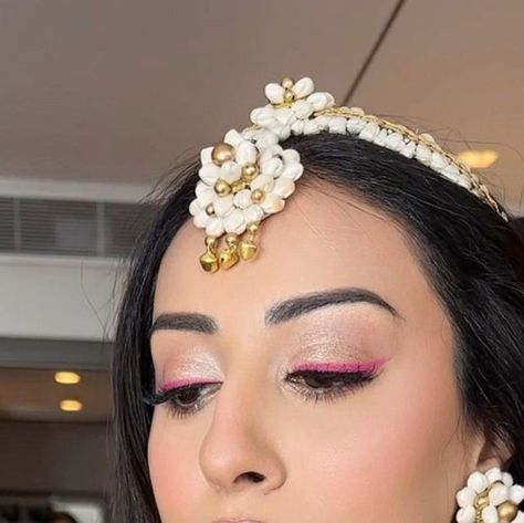 Isha Khanna | Makeup Artist on Instagram: "That pop of pink is giving life to the look!!! What do you think? @vaidehi43 for her haldi Outfit @paulmiandharsh Hair @hairbysantosh" Haldi Eyeshadow Look, Mehendi Bridal Makeup, Haldi Makeup Look For Bridesmaid, Mehendi Eye Makeup Looks, Haldi Pink Outfit, India Makeup Ideas, Pink Haldi Outfit, Haldi Makeup Look Simple, Haldi Makeup Look For Bride