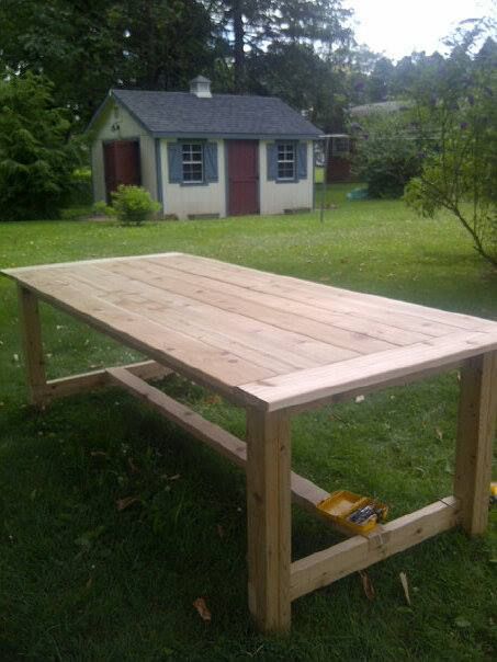 Outdoor Farmhouse Table, Farmhouse Table Plans, Outdoor Farmhouse, Farmhouse Patio, Outdoor Furniture Plans, Patio Diy, Pallet Outdoor, Mesa Exterior, Pallet Furniture Outdoor