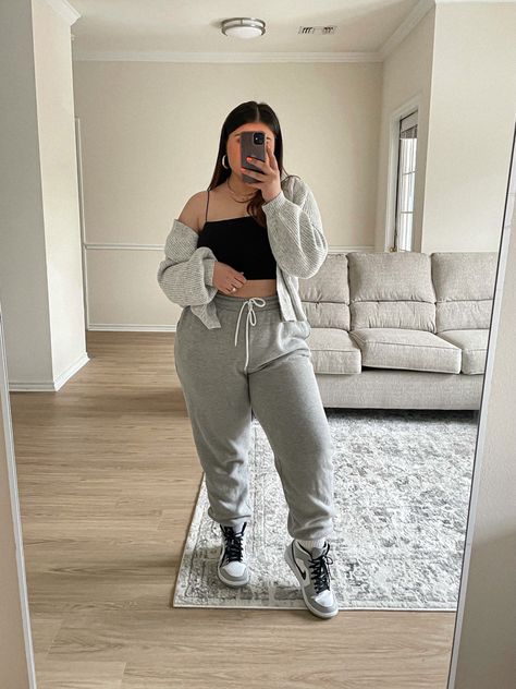 Mid Size Comfy Outfits, Sweatpants Outfit Curvy, Mid Size Sweatpants Outfit, Comfy Outfits Mid Size, Midsize Sweatpants Outfit, Bigger Girl Outfits, Midsize Athleisure Outfits, Plus Size Sweatpants Outfit, Plus Size Lounge Outfits