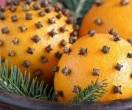 An orange-clove pomander is a traditional decoration in Irish homes at Christmas time. There is a gaelic song and phrase for "Happy Christmas To You." Irish Christmas Traditions, Ideas Para La Cena, Orange Pomanders, Christmas In Ireland, Celtic Christmas, Pomander Balls, Irish Christmas, Pot Pourri, Irish Traditions