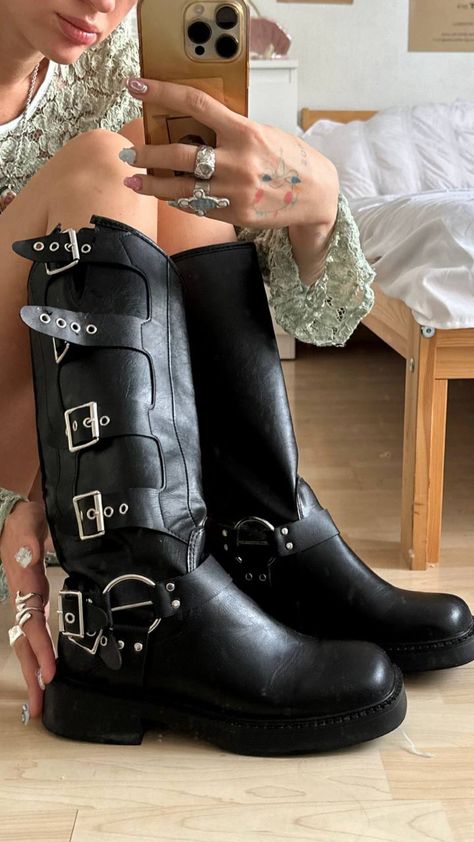 Biker Shoes Women Outfit, Tall Boots Outfit Midsize, Biker Boots Aesthetic, Black Moto Boots Outfit, Bikers Outfit, Biker Boots Outfit, Black Biker Boots, Cut Shoes, Shoe Inspo