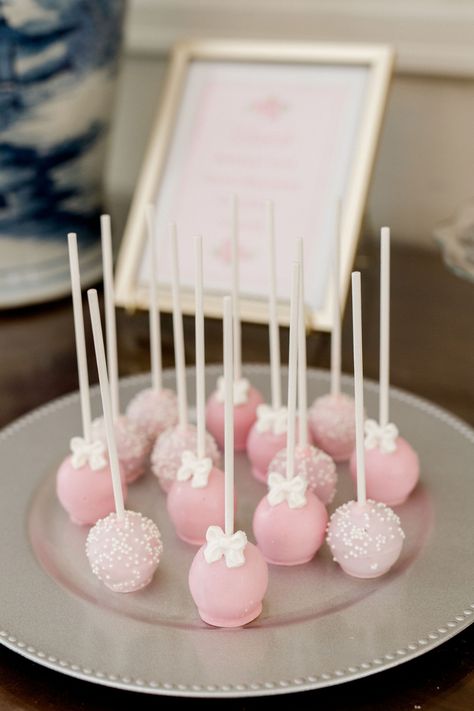 Cute Pink Cake, Light Pink Birthday, Duke Mansion, White Cake Pops, Pink Cake Pops, Cake Pop Decorating, Bow Baby Shower, Bow Cakes, Birthday Cake Pops