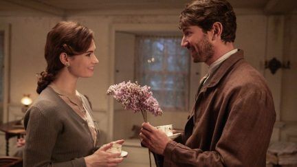 The Guernsey Literary and Potato Peel Pie Society is a tenderhearted British romantic drama guaranteed to tug at your heartstrings. The Guernsey Literary And Potato, Potato Peel Pie, Potato Peel Pie Society, Michiel Huisman, The Guernsey Literary, Netflix Original Movies, Anne Bancroft, Oh My Goddess, Lily James