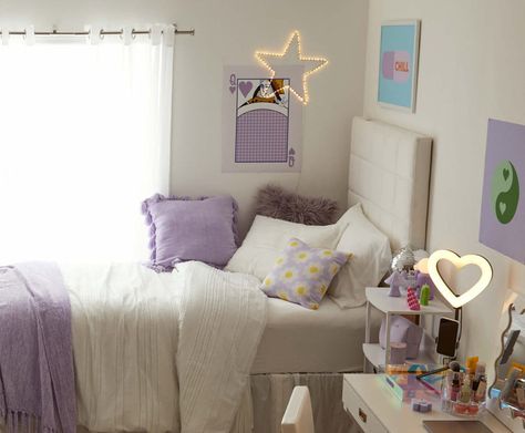 Lilac And White Room Ideas Bedrooms, White And Lavender Room Aesthetic, Lavender Bedroom Design, Dorm Room Ideas Lavender, Lilac Purple Room Ideas, Purple And White Room Aesthetic, Aesthetic Lavender Room, Pastel Purple Aesthetic Room Ideas, Lavender Aesthetic Room Ideas