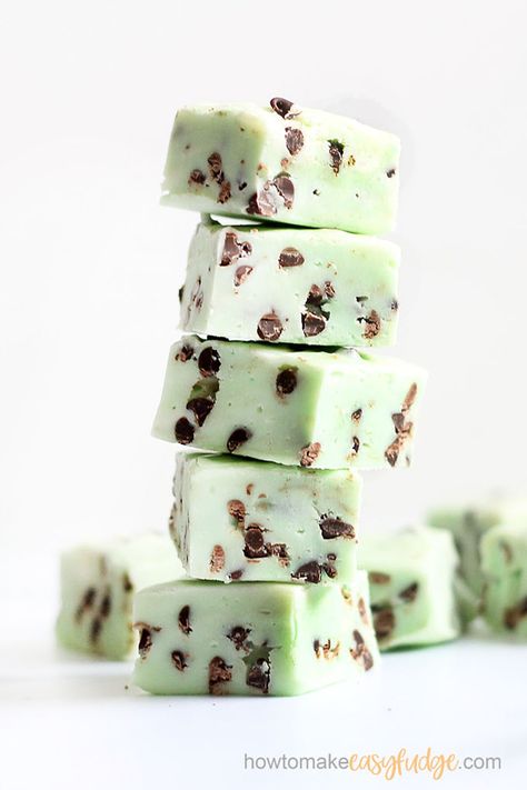 Mint Chocolate Chip Fudge Recipe, Dark Chocolate Fudge Recipe, Chocolate Chip Fudge, Mint Fudge, Coffee Fudge, Easy Chocolate Fudge, Easy Fudge, Homemade Fudge Recipes, Microwave Fudge