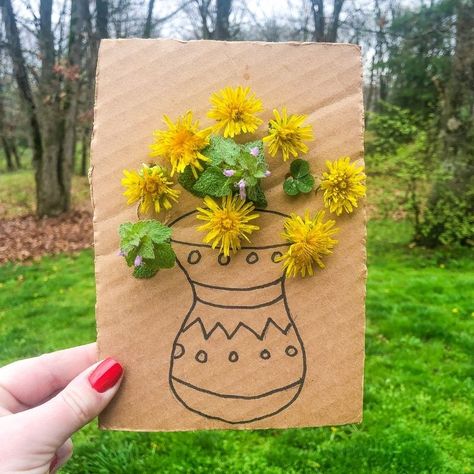 Nature Walk Cardboard Vase Activity that is so fun and easy to make with your kids. If you have cardboard on hand, this diy is free to make. #passion4savings #diy #activity #cardboard #nature #hike #naturewalk #fun #summer #spring #flowers #dandelions Cardboard Vase, Flower Vase Crafts, Plant Activities, Plant Crafts, Monthly Crafts, Theme Nature, Vase Crafts, Spring Crafts For Kids, Hand Flowers