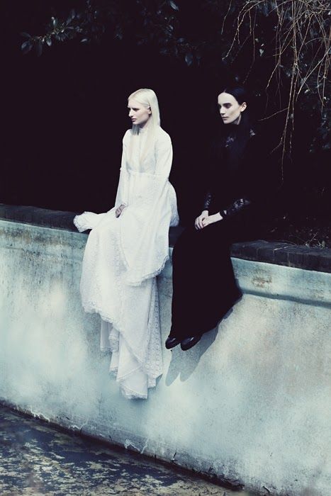 MARY ELIZABETH & MAXINE ANASTASIA // By Lucia O'Connor McCarthy. White Witch, Gothic Steampunk, Mary Elizabeth, Foto Art, Dark Photography, Story Inspiration, Dark Beauty, 인물 사진, The Darkness