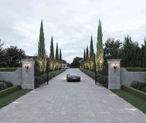 Garage Cars Dream, Mansions Driveway, Mansion Driveway Entrance, Car Entrance Driveways, Driveway Aesthetic, Luxury Driveway, Luxury Houses Entrance, Old Money House, Architectural Concept