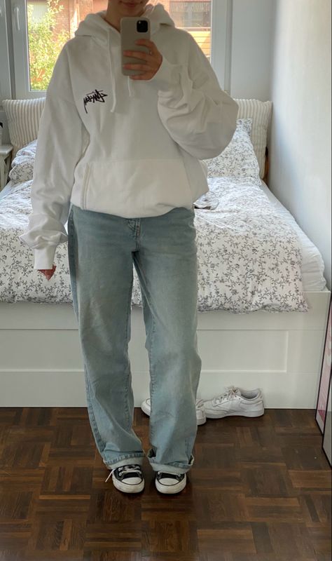 White Stussy Hoodie Outfit, Outfits With White Hoodie, White Crew Neck Outfit, Basic Hoodie Outfit, White Crewneck Outfit, Stussy Fashion, White Sweatshirt Outfit, Stussy Outfit, White Hoodie Outfit