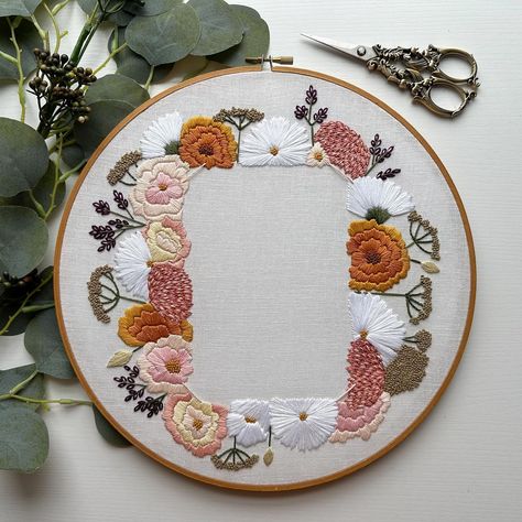 Framing Needlework Ideas, Embroidery Hoop Picture Frame, Picture Frame Embroidery, Embroidered Photo Frames, Embroidery Frame Ideas, Embroidery Photo Frame, Embroidery Diary, Frames Embroidery, Relaxing Hobbies