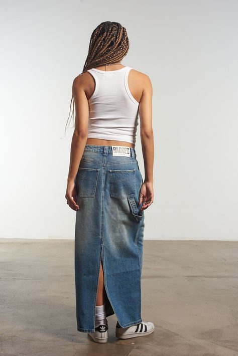 Maxi Skirt Jeans, Skirt Jeans Outfit, Black Denim Skirt Outfit, Maxi Skirt Blue, Ragged Jeans, Denim Skirts Knee Length, Long Jean Skirt, Denim Skirt Outfits, Long Skirt Outfits