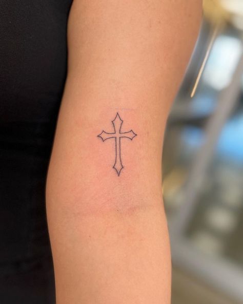 Cross Tattoo Designs For Men, Tattoos Ideas Female, Cross Tattoo On Hand, Tattoo Main, Ephemeral Tattoo, Female Tattoo Designs, Small Cross Tattoos, Patchwork Tattoos, Cross Tattoos For Women