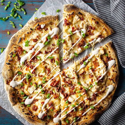 Chicken Bacon Ranch Pizza Recipe: Easy to make & a real crowd-pleaser! Tender chicken, smoky bacon, & tangy ranch all on a chewy crust! Pizza Recipe Easy, Bacon Ranch Pizza, Ranch Pizza, Bacon Day, Chicken Bacon Ranch Pizza, Bacon Pizza, Pizza Dinner, Best Pizza Dough, Brunch Bread