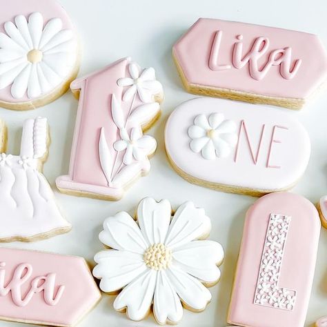 Kelsey Fuhrmann on Instagram: "Isn’t she O•N•E🌸DERFUL  . . . #onederful #onderfulbirthday #onederfulcookies #daisycookies #girlycookies #firstbirthday #1stbirthday #firstbirthdaycookies #flowercookies #pinkcookies #decoratedcookies #customcookies #customcookiesminneapolis #minneapolisbaker #minnesotabaker #mncookier #royalicing #royalicingcookies" Floral First Birthday Cookies, Onederful Birthday Cookies, Isn’t She Onederful Cookies, Isn’t She Onederful, Isn't She Onederful Birthday, First Birthday Cookies, Plant Bugs, Pink Cookies, Flower Cookies