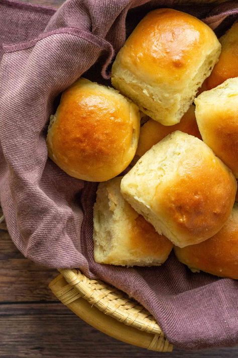 Dinner Buns, Quick Dinner Rolls, Quick Rolls, Gingerbread Muffins, Active Dry Yeast, Homemade Dinner Rolls, Dinner Rolls Recipe, Fast Dinners, Coffee Cakes