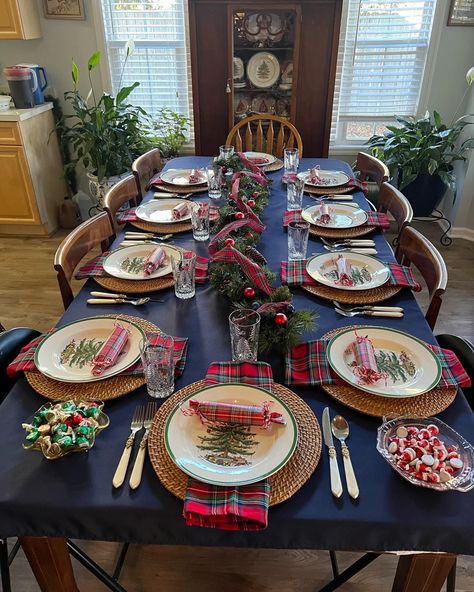 Tartan Christmas Tablescape, Spode Thanksgiving Tablescapes, Tartan Christmas Table Decorating Ideas, Tartan Table Setting, Blue Christmas Table Setting, Christmas Table Tartan, Red Tartan Christmas Table, Ralph Lauren Dinning Table Cheistmas De Or, Christmas Chinoiserie