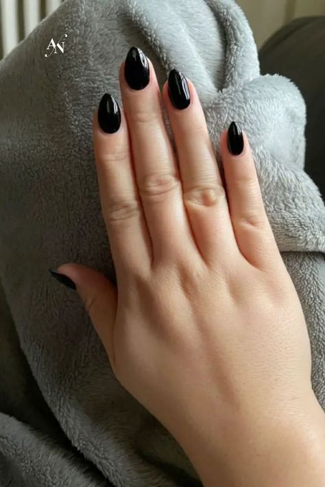 Nails shape Black Pointed Nails, Short Pointed Nails, Short Stiletto Nails, Black Almond Nails, Nail Art Simple, Black Gel Nails, Stiletto Nails Short, Short Stiletto, Black Stiletto Nails