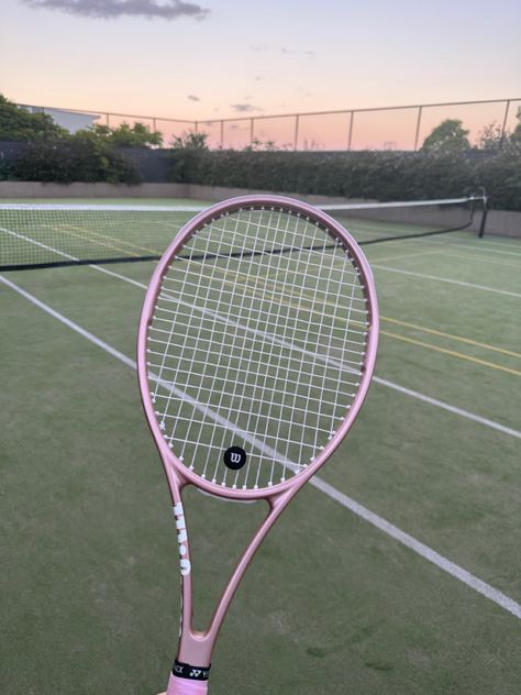 Girly Tennis Aesthetic, Pink Tennis Racket Aesthetic, Tennis Pink Aesthetic, Aesthetic Tennis Racket, Pink Tennis Court, Cute Tennis Racket, Pink Tennis Aesthetic, Tenis Aesthetic Sport, Tennis Racket Aesthetic