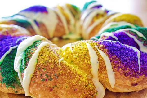 Looking for King Cake for your Mardi Gras celebrations on Long Island? Head to Mara's Homemade in Syosset, where the chef-owner prepares hundreds each year. King Cake History, King Cake Tradition, Kings Cake, New Orleans King Cake, King Cake Recipe, Red Birthday Cakes, Chandelier Cake, King Cake Baby, Inside Cake