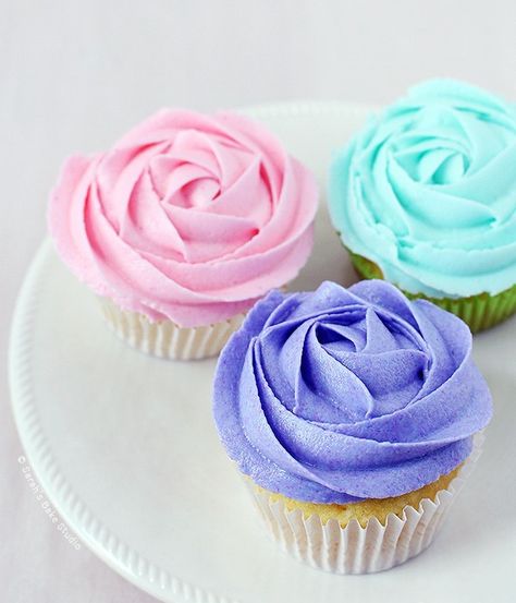 How To Frost A Rose Cupcake: A Video Tutorial Easy Flower Cupcakes, Rose Frosting, Cupcake Frosting Tips, Chocolate Banana Cupcakes, Easy Cupcakes Decoration, Frost Cupcakes, Cupcake Frosting Recipes, Cupcake Piping, Rose Cupcake