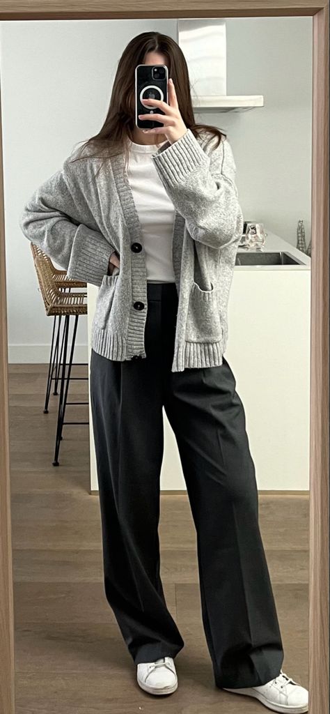 Pleated Black Pants Outfit, Uniqlo Autumn Outfit, Uniqlo Fashion Women, Black Pleated Trousers Outfit, Uniqlo Trousers Outfit, Uniqlo Wide Leg Pants Outfit, Uniqlo Winter Outfit Women, Uniqlo Wide Pleated Pants, Grey Corduroy Pants Outfit