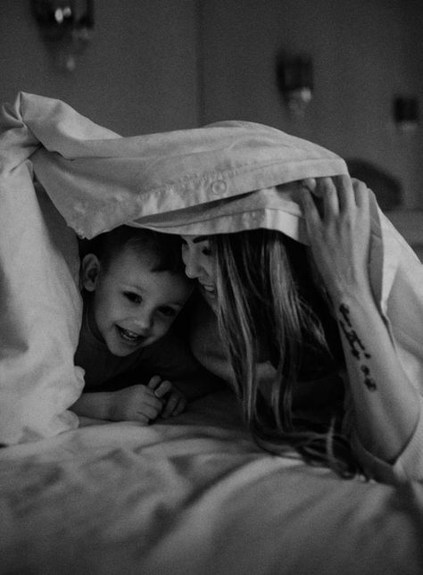 Mother Son Aesthetic Pictures, Family Home Photoshoot, In Home Photo Shoot Family Portraits, Mom And Son Indoor Photoshoot, Blanket Photography, In Home Photoshoot, Son Photo Ideas, Indoor Family, Mother Photos