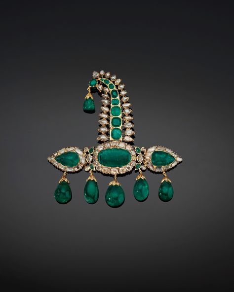 [In pictures] India's jewelled treasures to be showcased at a new exhibition in New York Golconda Diamond, Mughal Jewelry, Indian Accessories, Boys Jewelry, Antique Jewelry Indian, Diamond Brooch, Royal Jewels, Royal Jewelry, South India