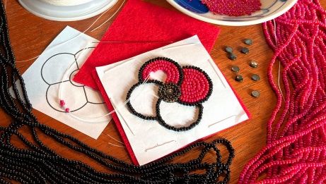 Indigenous Veterans Day, Metis Beadwork Patterns, Beaded Poppy, Native Beading Patterns, Bead Weaving Tutorials, Beadwork Designs, Poppy Pattern, Bead Sewing, Beading Needles