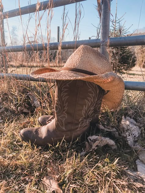 Country Hat Aesthetic, Cowboy Boot Photography, Cowboy Hat Aesthetic Wallpaper, Cowboy Hat Photoshoot, Cowboy Boots Photography, Cowgirl Hat Aesthetic, Cowboy Boot Aesthetic, Aesthetic Cowboy Hat, Boot Pictures