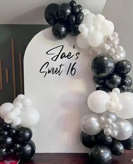 White Birthday Balloons, White Theme Birthday, Festa All Black, Silver Balloon Garland, Simple Balloon Decoration, Birthday Decoration Items, Theme Birthday Decoration, Black And White Balloons, Trendy Balloons