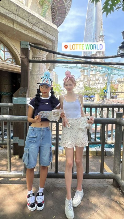 Lotte World Outfit, Park Fits, Trip Photos, Theme Park Outfits, Korea Trip, Lotte World, Photo Recreation, Ocean Park, Korea Travel