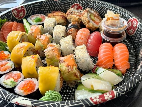 Es mussten wieder mal Sushi - Maki & Co auf unsere Teller. Bekannter Weise bin ich grosser Fan von Sushiforfun & den Kreationen von Marius Draganius 👌 Wir bestellen eigentlich immer dort und holen sie dann in der Eisenhandstrasse ab. So auch freitag Abends für uns und unsere Gäste. Fazit: Je Platte zahlt man 58€. Wir haben zu viert damit reichlich & genug! Wiedermal eine grosse Empfehlung für euch! #privatetasteimcheck #linzisst #sushi #hochwertig Fan