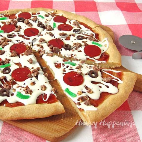 Make a look-a-like pizza that's sweet instead of savory to serve for dessert on your next pizza night. This Cookie Pizza is topped with white chocolate,... Pizza Cookie Cake, Cookie Pizza Recipe, Sugar Cookie Pizza, Pizza Desserts, Whipped Shortbread, Pizza Cookie, Pizza Dessert, Resep Pizza, Pizza Pepperoni