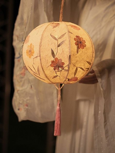 Asian Lamp Shade, Traditional Chinese Crafts, Lantern Diy Paper, Korean Decoration Traditional, Chinese Room Design, Japanese Lamps Traditional, White Chinese Lanterns, Chinese Room Decor, Asian Room Decor