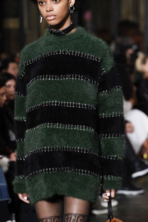 Knitwear Fashion, Fuzzy Sweater, Mode Inspo, 가을 패션, Green And Black, Knit Fashion, Striped Sweater, Mode Style, Fashion Details