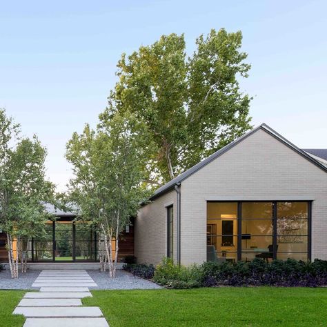 We know how to make an entrance...⁠ ⁠ ⁠ architecture by @mgrayarchitecture⁠ photography by @costachristmedia | Instagram Ranch House Modern, Modern Ranch House Exterior, Entrance Architecture, Ranch Houses, Modern Ranch House, Farmhouse Architecture, Tamworth, Modern Barn House, Modern Ranch