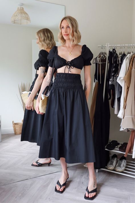 Black Flowy Midi Skirt, Black Linen Skirt Outfit, Black Midi Skirt Outfit Summer, Holiday Evening Outfit, Skirt Holiday Outfit, Black Midi Skirt Outfit, Evening Holiday Outfits, Linen Skirt Outfit, Midi Skirt Outfits Summer