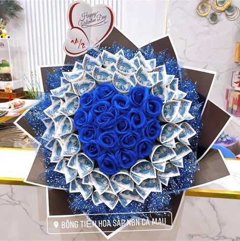 Blue Money Bouquet, Money Bouquet For Men, Money Ramo, Money Bouquets, Bouquet Graduation, Money Creation, Man Bouquet, Roses Bouquet Gift, Graduation Gifts For Guys