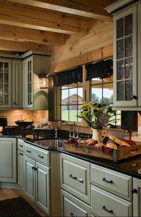 Log Cabin Kitchen, Dapur Rustic, Log Home Kitchens, Rustic Kitchens, Rustic Kitchen Cabinets, Kabinet Dapur, Brown Cabinets, Farmhouse Kitchens, Rustic Kitchen Design