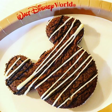 Mickey Mouse Brownies, Mickey Brownies, Disney Inspired Food, Disney Desserts, Disney Adult, Disney World Pictures, Disneyland Food, Food Drawing, Disney Inspired