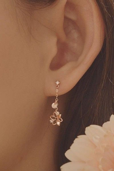 Korean Earrings Aesthetic, Earrings Aesthetic Simple, Jewelry Accessories Aesthetic, Jewelry Tattoo Designs, Aesthetics Jewelry, Drawing Jewelry, Simplistic Jewelry, Jewelry Tattoos, Tattoo Jewelry