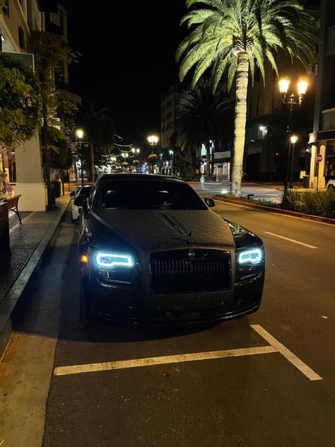 Black Rolls Royce Interior, Xe Rolls Royce, Dark Rolls Royce, Rolls Royce Phantom Aesthetic, Black Rolls Royce Cullinan, Rolls Royce Phantom Black, Rolls Royce Aesthetic, Rolls Royce Cullinan Black, Black Rolls Royce