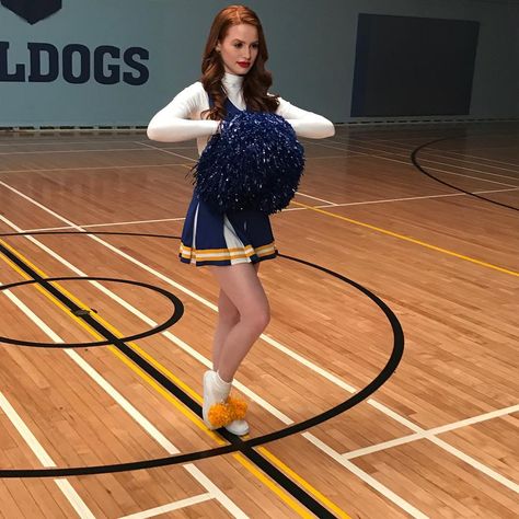 The one and only Cheryl Blossom 💋💄👠🎒🍒#cherylblossom #cwriverdale #riverdaleseason2 #blossomfamily #cheerleading #readhead #riverdaleoutfits… Cheryl Blossom Cheerleader, Riverdale Season 2, Cheryl Style, Riverdale Fashion, Cheryl Blossom Riverdale, Riverdale Aesthetic, Riverdale Cheryl, Riverdale Cast, Madelaine Petsch