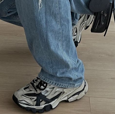 Underrated Shoes, Dad Shoes Outfit, Outfit Men Aesthetic, Lisa Onuoha, Sneaker Aesthetic, Vintage New Balance, Mens Fashion Week Street Style, Mens Polo T Shirts, Expensive Shoes