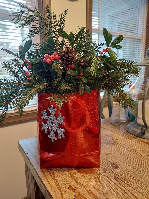 Gift Bag Centerpieces Table Decorations, Gift Centerpiece Ideas, Dollar Tree Gift Bags, Christmas Banquet, Church Christmas Party, Christmas Luncheon, Dollar Tree Gifts, Inexpensive Christmas, Christmas Table Centerpieces