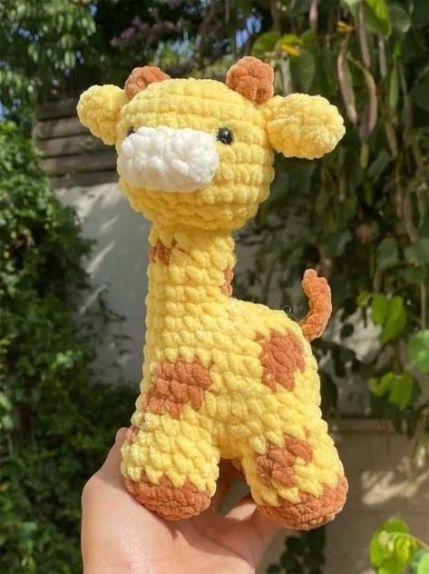 29 Adorable Amigurumi Giraffe Crochet Patterns to Make: Easy Tips - A Crafty Life Crochet Giraffe Pattern, Amigurumi Giraffe, Giraffe Crochet, Easy Crochet Animals, Cozy Crochet Patterns, Quick Crochet Patterns, Mode Crochet, Pola Amigurumi, Giraffe Pattern