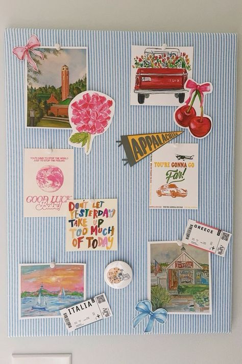 Pinboard Aesthetic, College Bulletin Board Ideas, Pinboard Ideas Aesthetic, Aesthetic Pinboard, Pinboard Ideas, College House, College Decor, College Dorm Room Decor, Uni Room