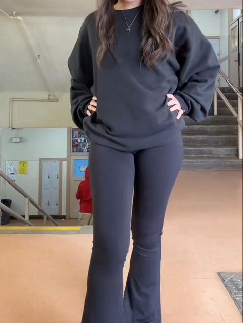 Flavored Leggings Outfit, Cute Cozy Work Outfits, Sweatshirt And Flared Leggings, Styling Black Flared Leggings, Flared Leggings Styled, Flared Leggings Outfit Summer Plus Size, Flare Leggings Sweatshirt, Black Flare Leggings Outfit Baddie, Flare Leggings Outfit Midsize